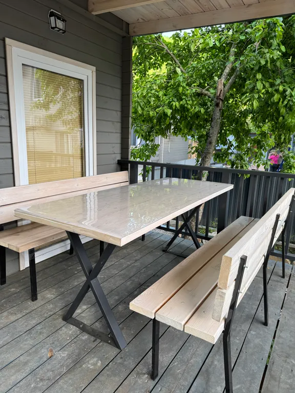 Уютный дом у реки