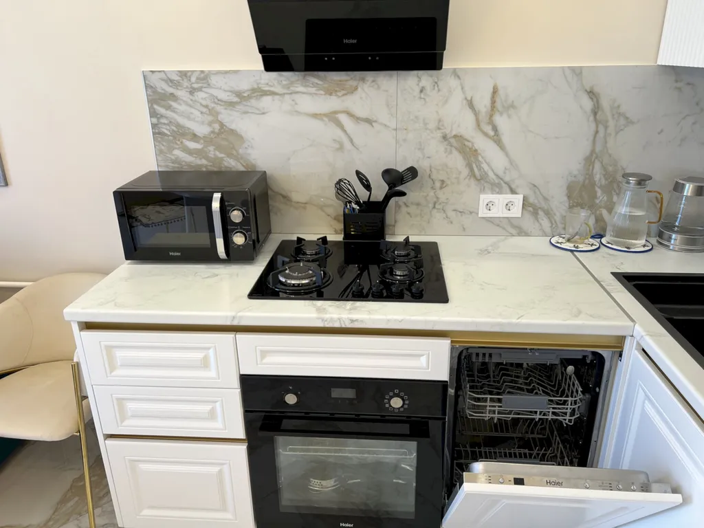 Квартира с балконом и видом на открытое море, Толстый мыс