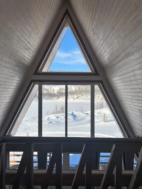 Большой дом для отдыха на берегу реки Кола