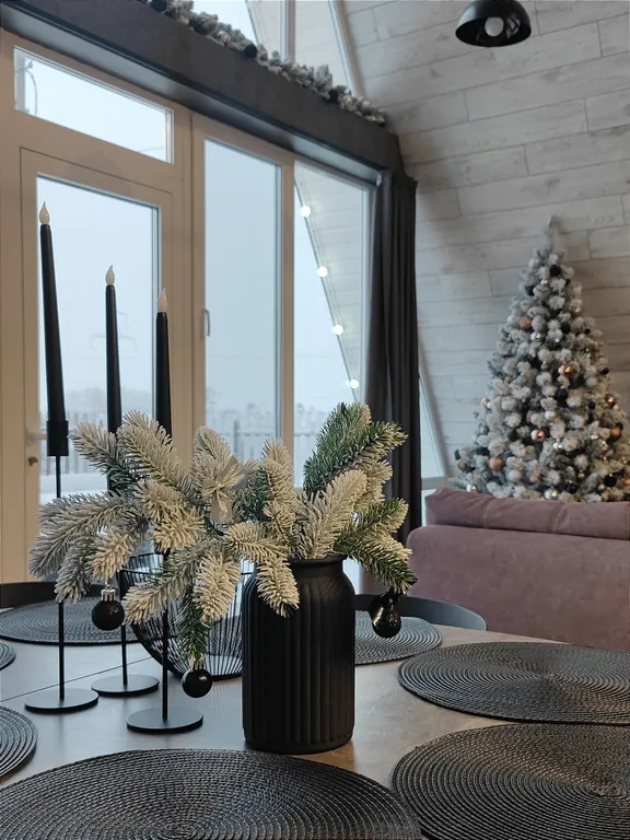 Панорамный домик с теплым бассейном в пяти минутах ходьбы от города