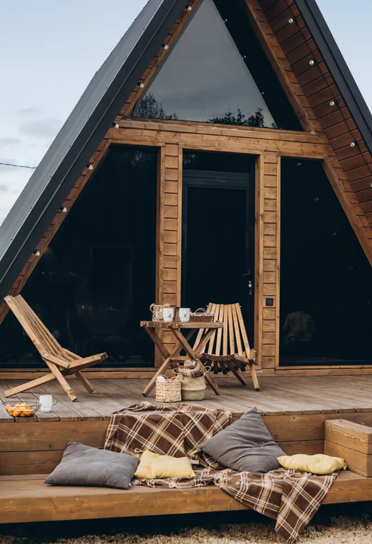 Уютный панорамный треугольный дом A-frame с видом и окружением леса