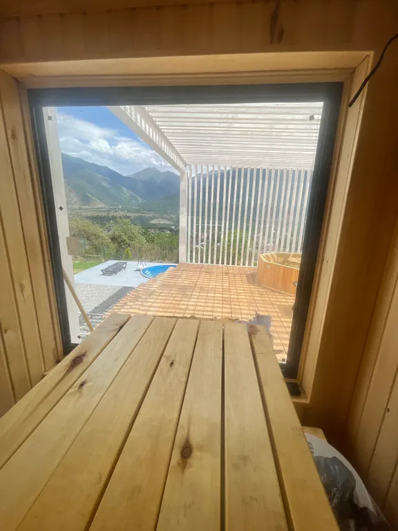 Коттедж Neon с видом на горы, подогреваемым бассейном, баней, чаном