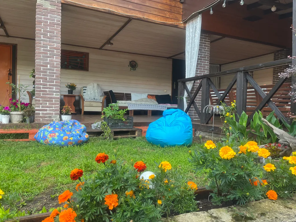 Дом в горах с видом на реку