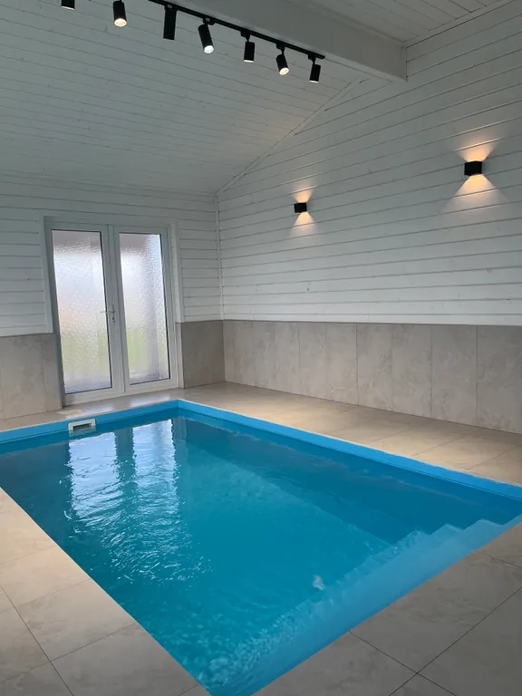 Дом с бассейном и сауной у пруда