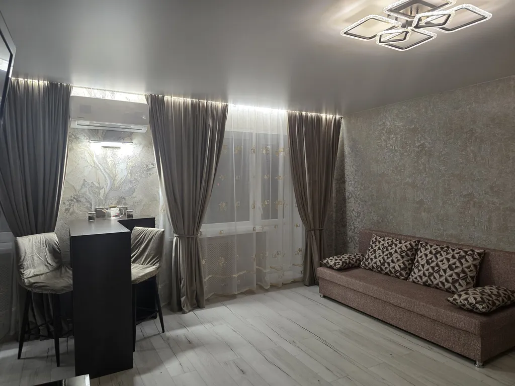 Красивая студия в стиле hi-tech