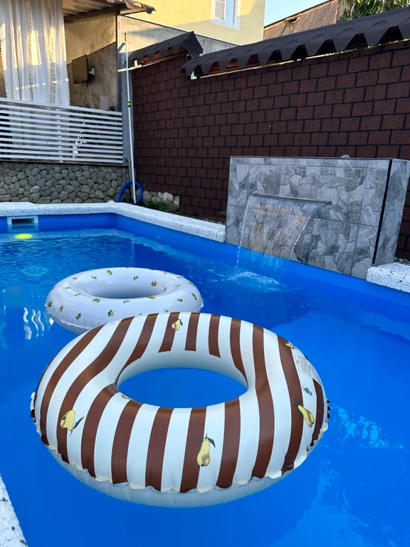 Уютный дом с бассейном и печью