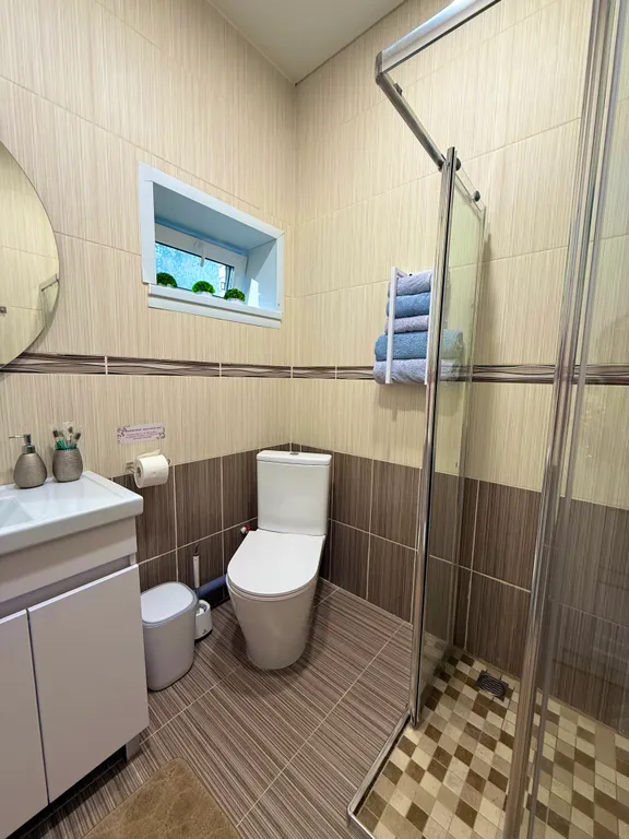 Дом на берегу реки с баней