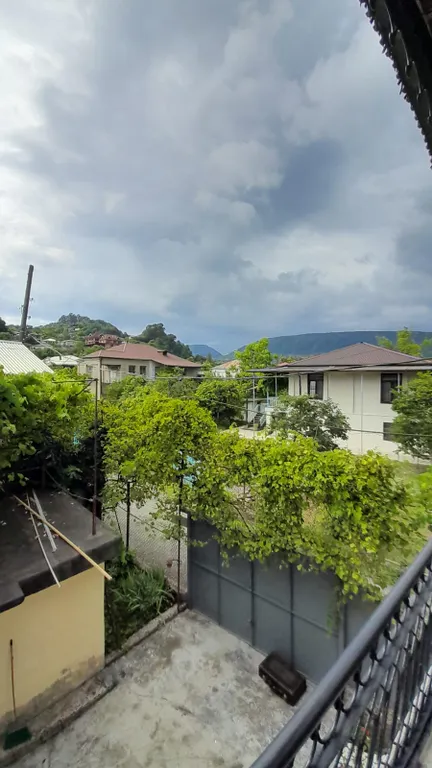 Большой двухэтажный дом с видом на горы