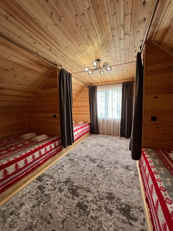 Уютный дом в лесу с видом на горы