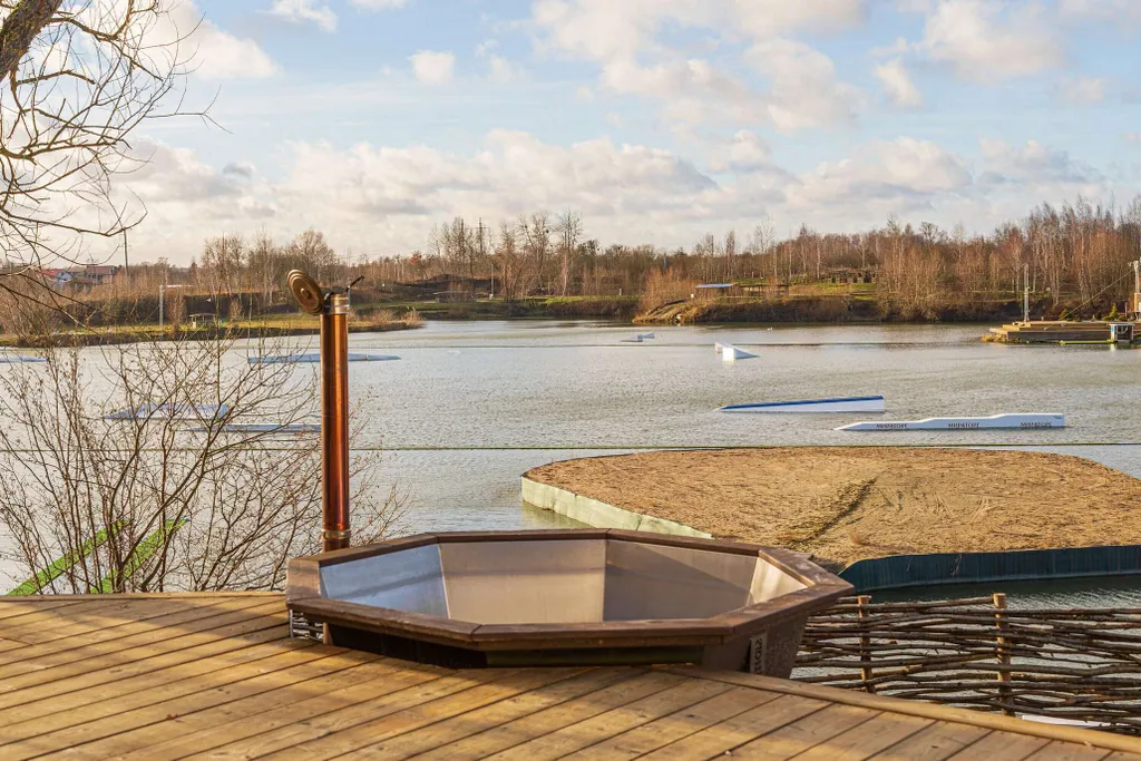 Глэмпинг сфера для семьи у озера