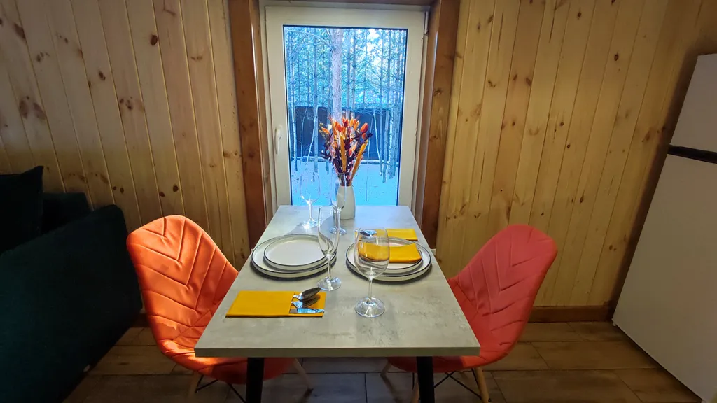 Глэмпинг в сосновом лесу