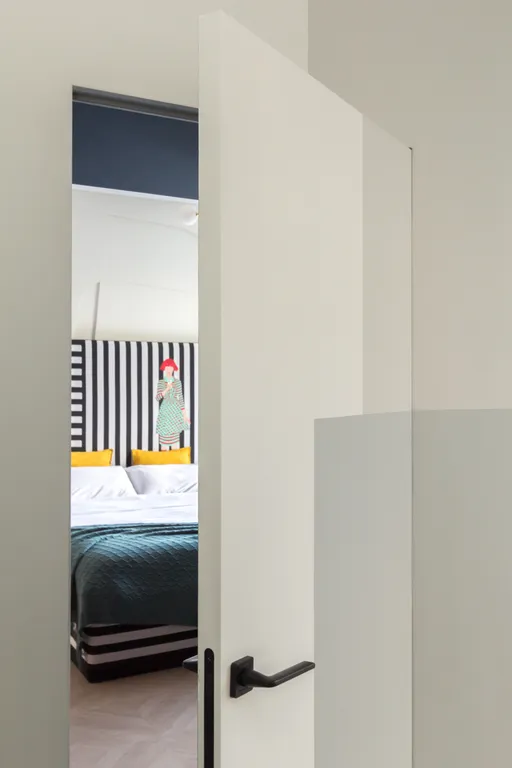 Величественная сталинка на набережной вокруг достопримечательностей