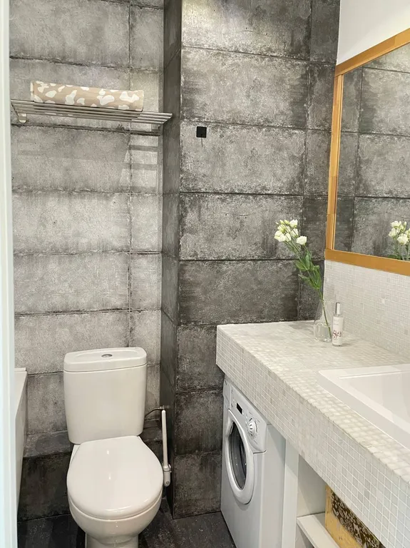 Стильная студия с красивым видом из окна