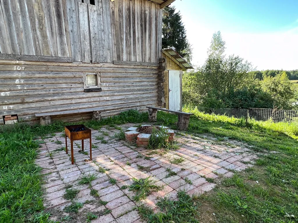 Деревенский домик на берегу озера