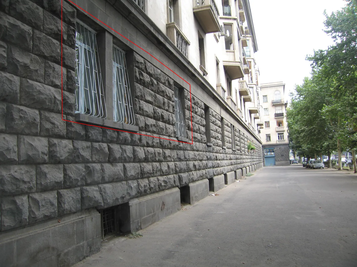 Вид на здание со стороны речной/уличной стороны, с указанием окон квартиры