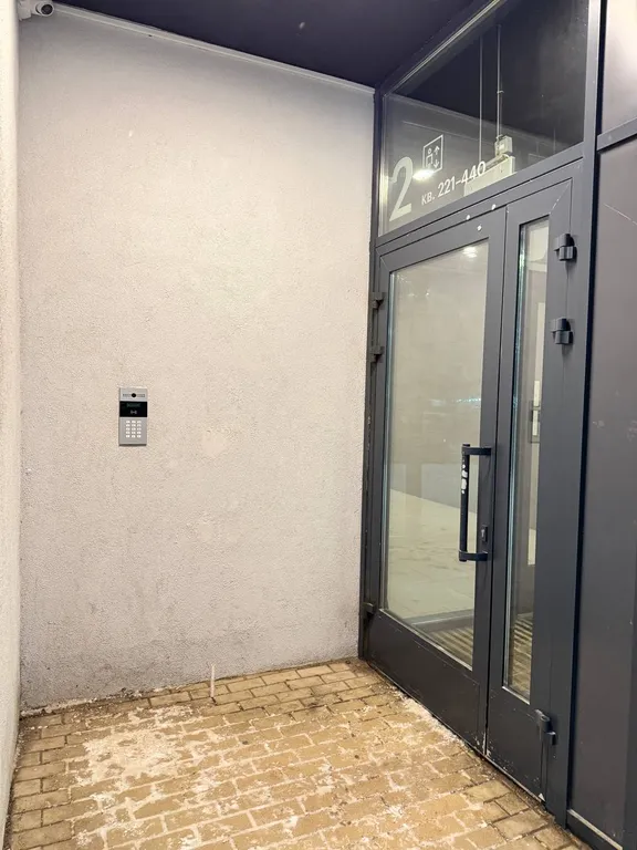 Евродвушка с высокими потолками и большими окнами, 2 кровати