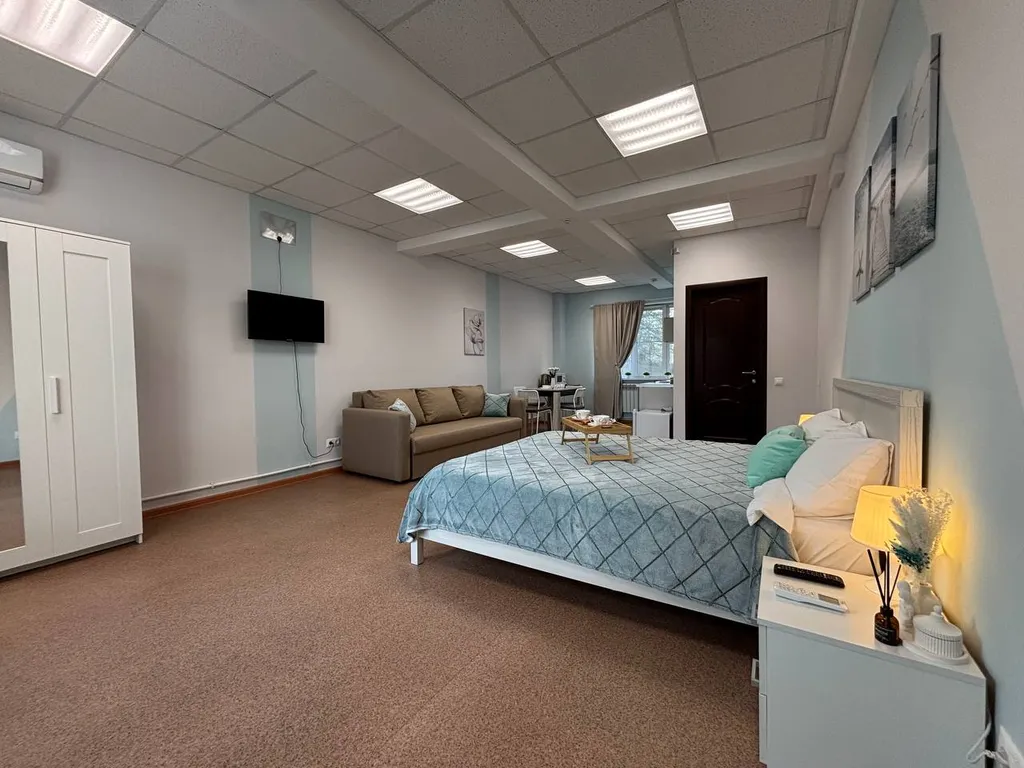 Уютная студия с личной бесплатной парковкой, рядом с гребным каналом