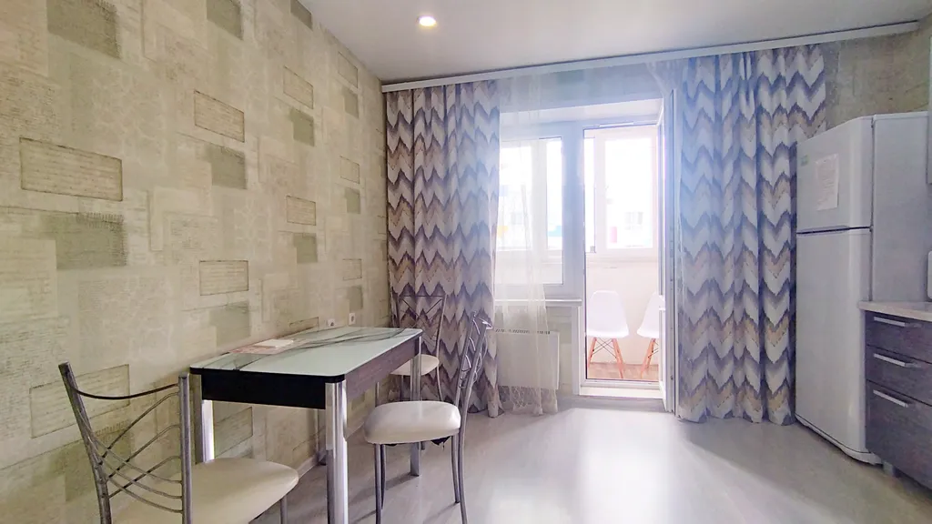 Уютная квартира в стиле лофт с комфортной кроватью и угловым диваном