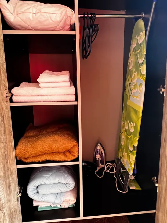 Студия с панорамными окнами и видом на горы