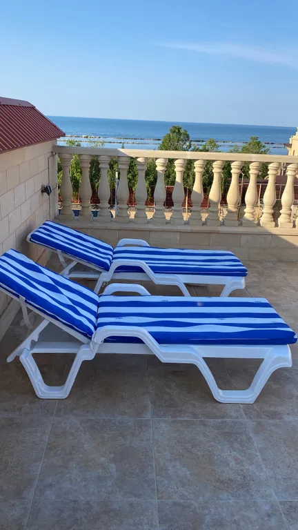 Квартира у моря для семейного отдыха с бассейном террасой и мангальной