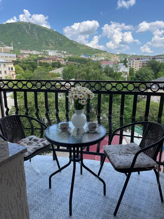 Оливия с видом на Машук