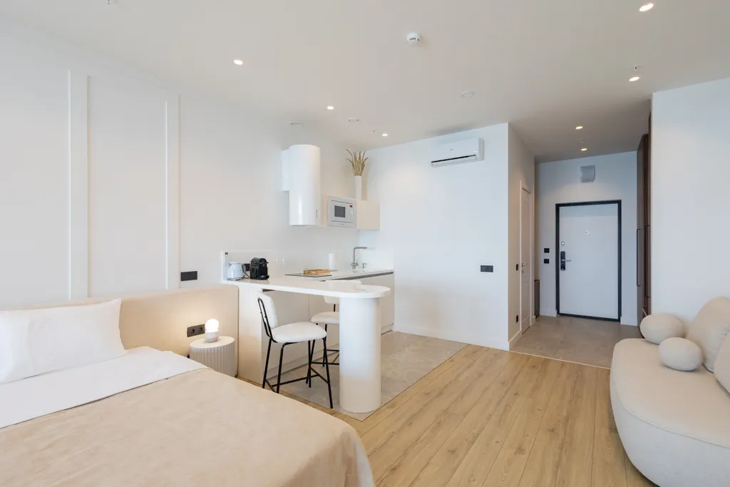 Молочный берег с панорамным видом на море