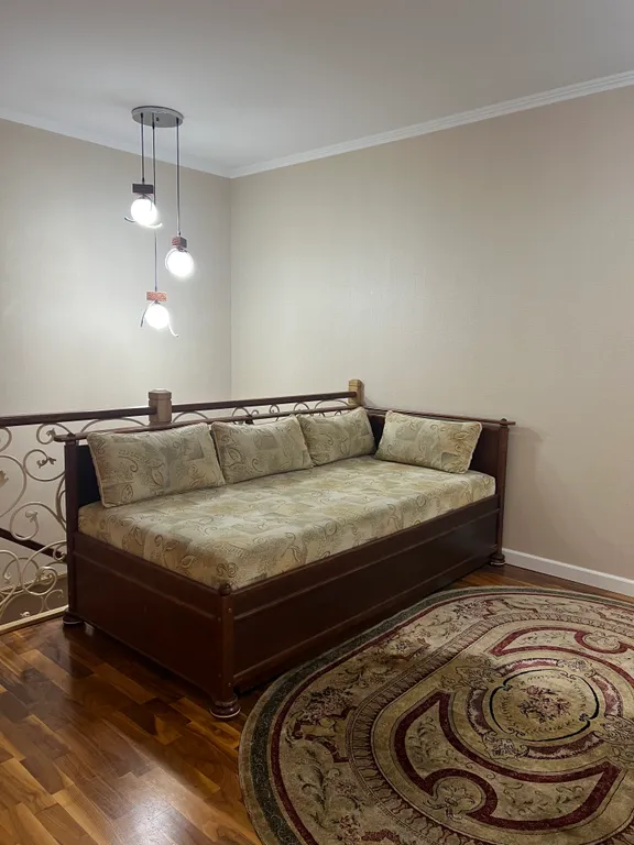 Дом с бассейном и бильярдом