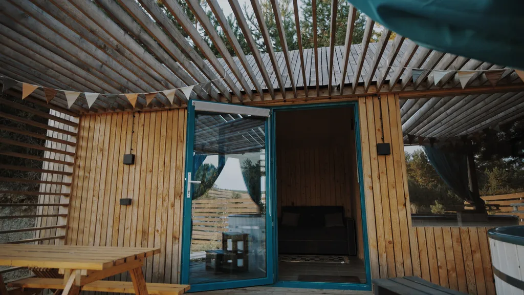 Домик с сауной и джакузи у водоема