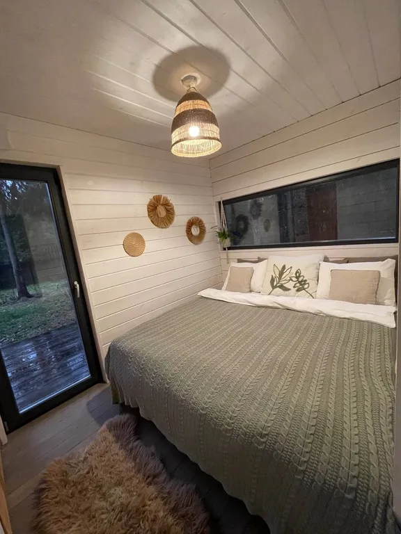 Уютный дом в тишине хвойного леса