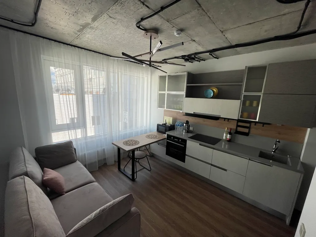 Просторная и светлая квартира с огромными окнами