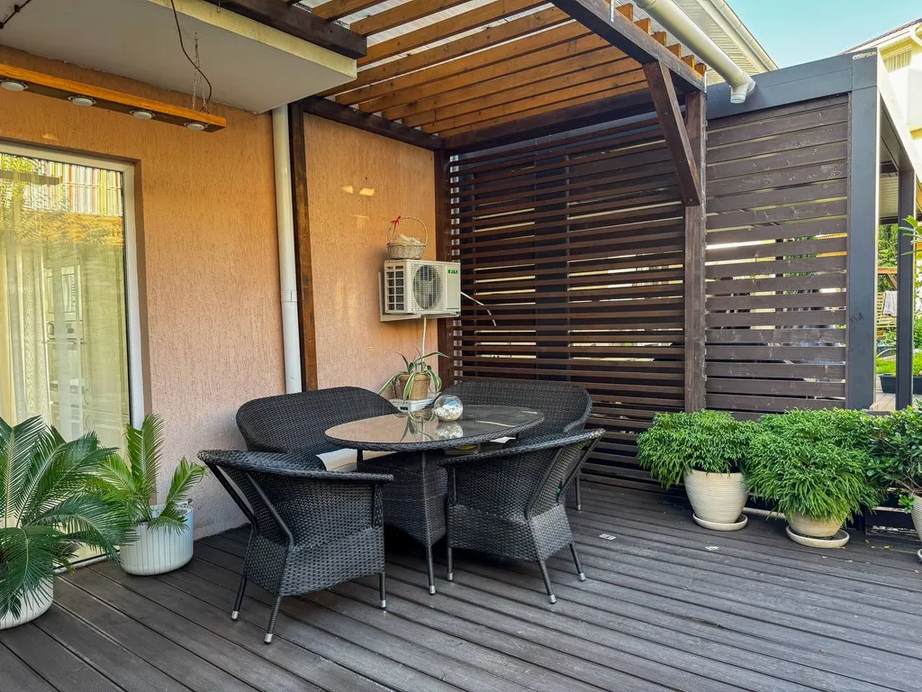 Таунхаус с дизайнерским ремонтом и террасой