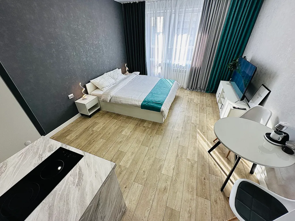 Студия с видом на город