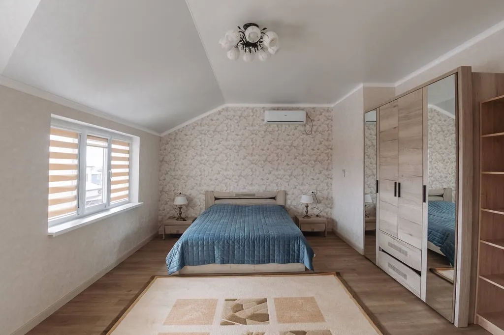 Дом с бассейном в тихом месте, недалеко от моря