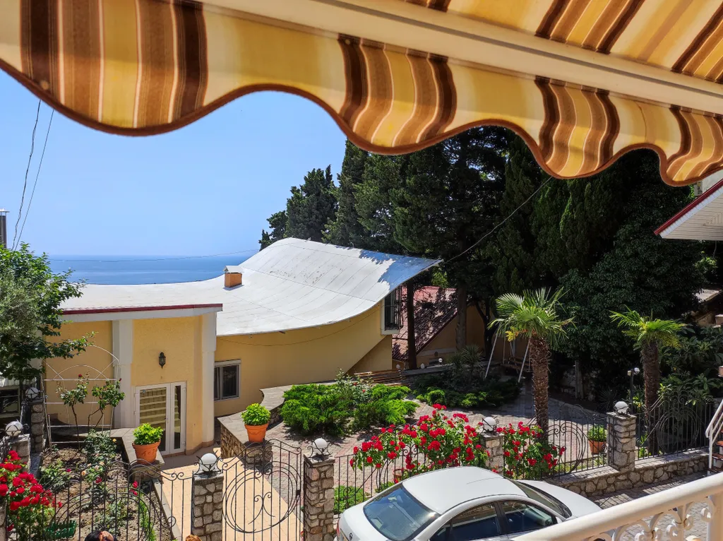 Комната у Воронцовского парка с видом на море