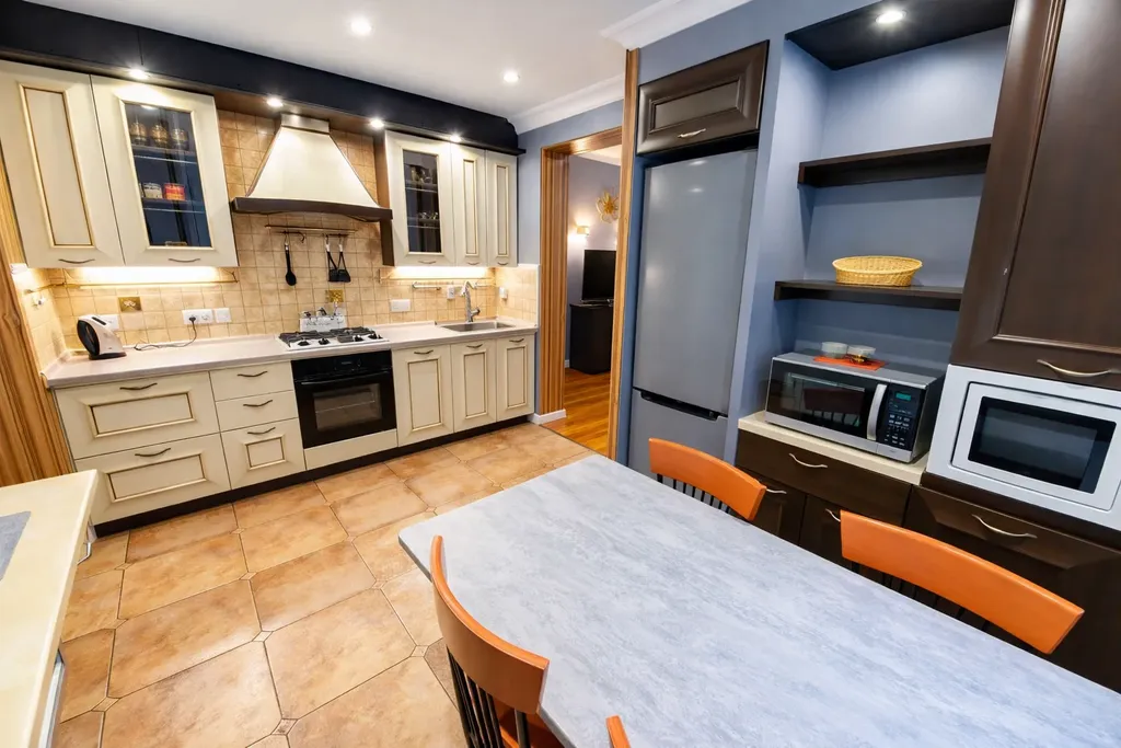 Дом с бассейном у леса