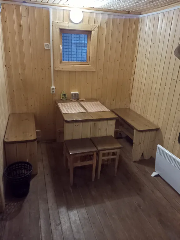 Уютный коттедж с камином у озера в Колосково