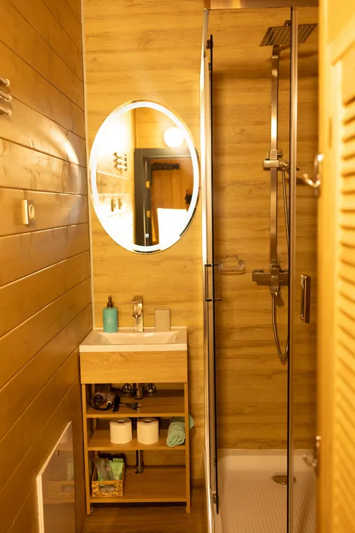 Дом Бархат с горячей купелью и панорамным видом на лесной склон