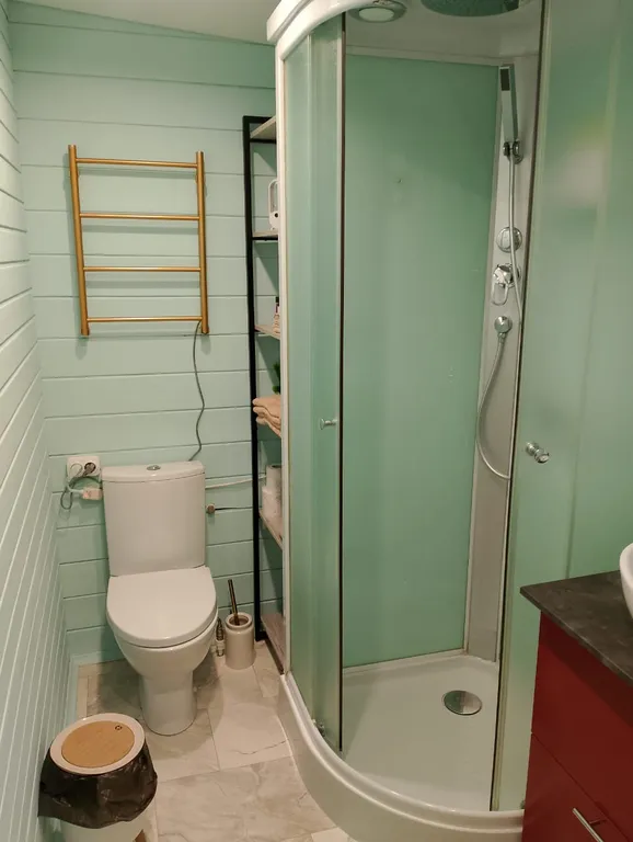 Яркий дом с ванной у панорамного окна