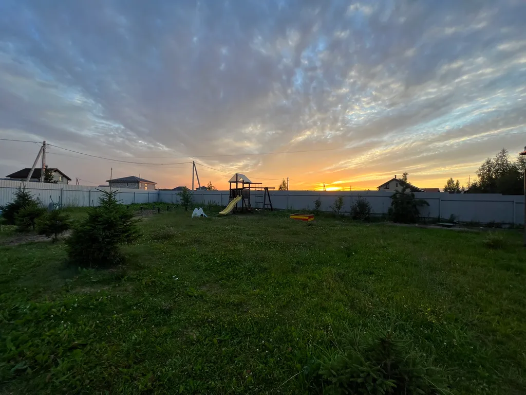 Уютный коттедж с панорамными окнами на берегу озера