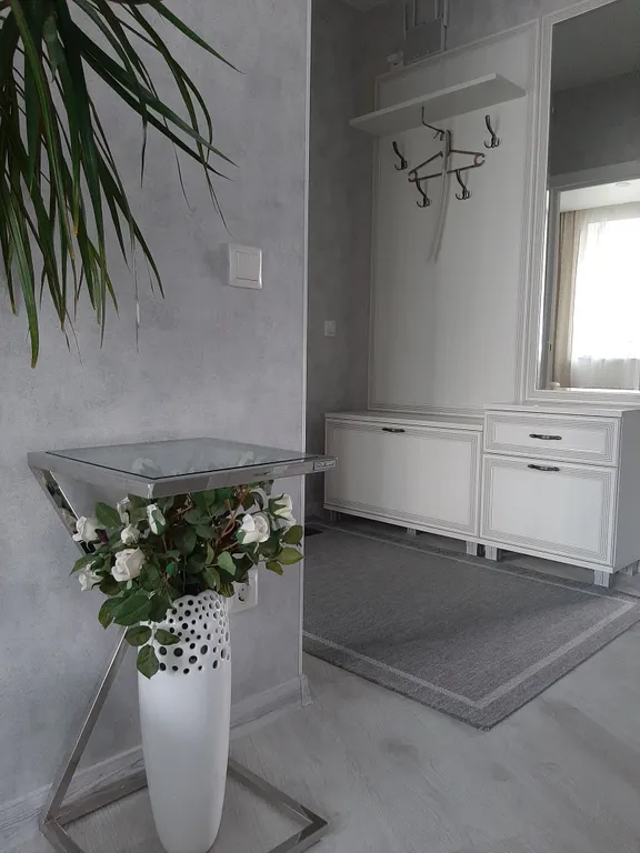 Квартира с магистральным фильтром, кухней-столовой и уютной спальней