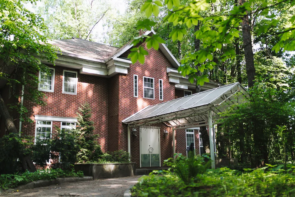 Загородный дом с бассейном и банкетным залом