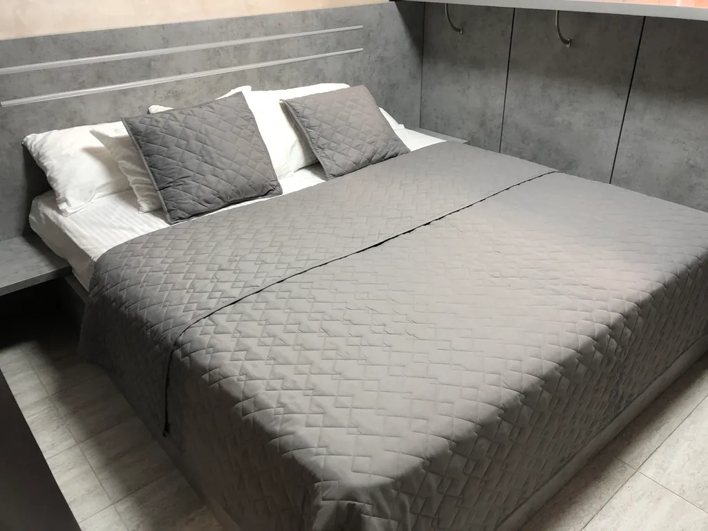 Яркая студия на берегу моря