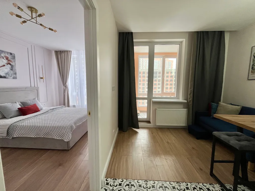 Квартира с панорамными окном в спальне