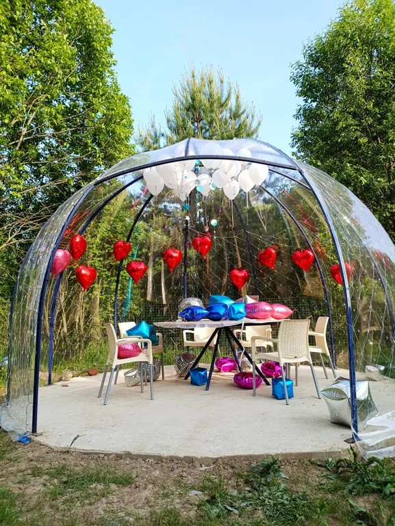 Дом с купольной беседкой на природе