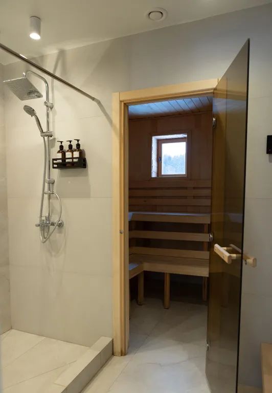 Большой дом с видом на озеро, 3 спальнями, сауной и настольным футболом