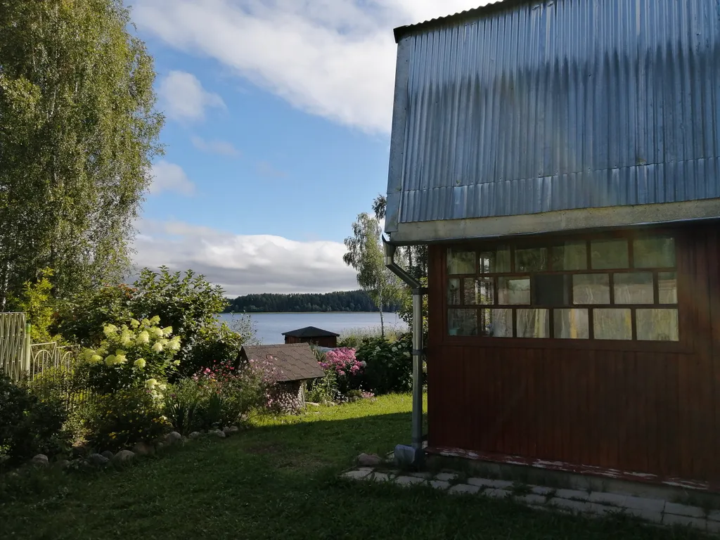 Дом на берегу озера Селигер