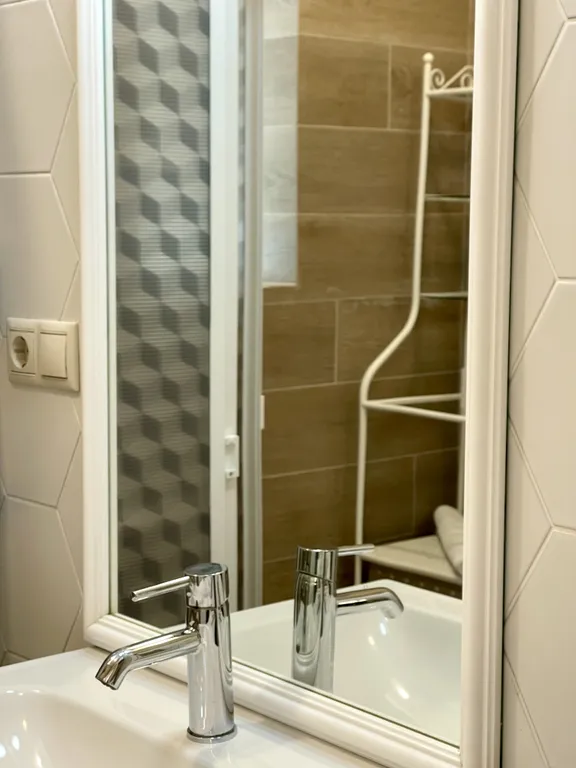 Дизайнерская квартира с бассейном и выделенной спальней