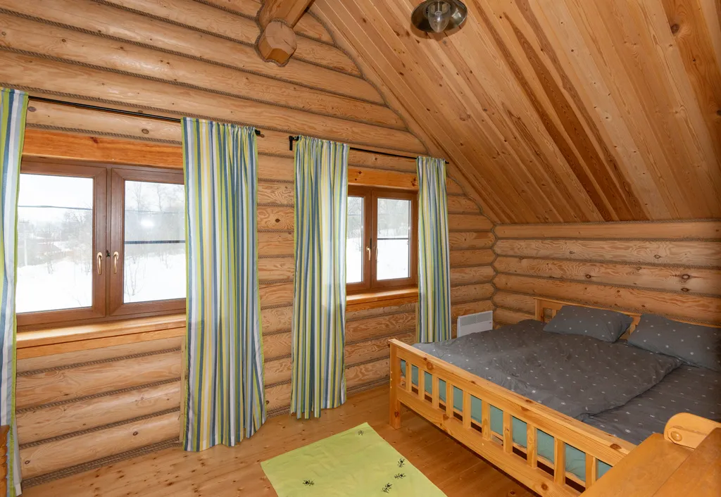 Большой деревянный коттедж рядом с озером и лесом