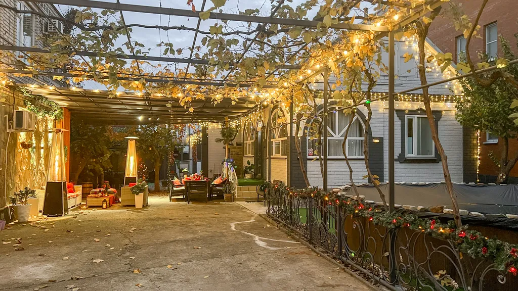 Дом сапфир с бассейном в центре