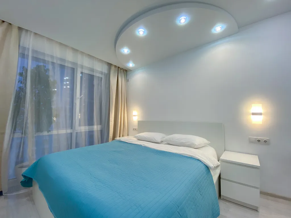 Светлая квартира с панорамными окнами и большой ванной для двоих